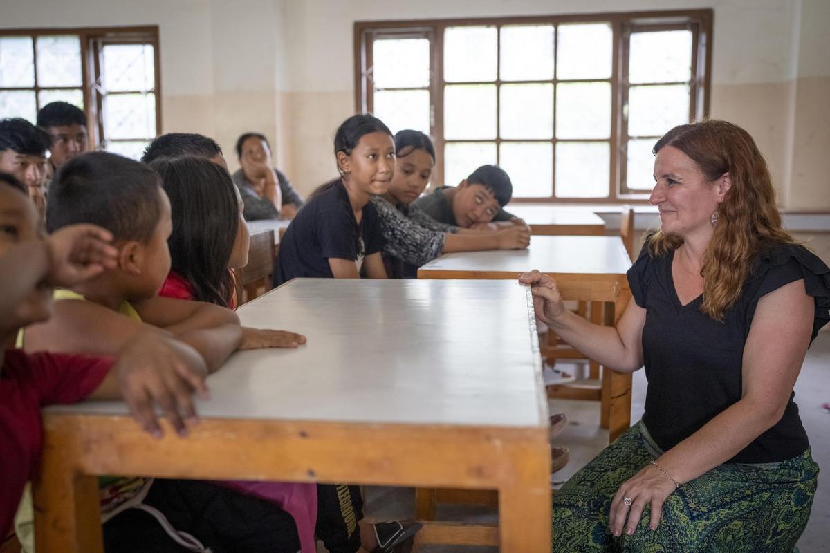 Luz María Sanz en una de las escuelas que la Fundación Vicente Ferrer impulsa.