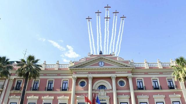 La Formación Mirlo se exhibe sobre el río y el Ayuntamiento | ISRAEL SÁNCHEZ
