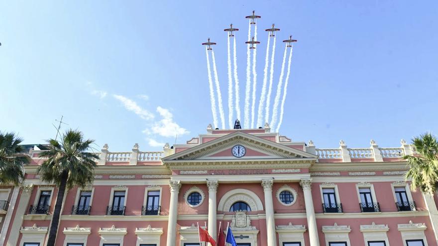 La Formación Mirlo se exhibe sobre el río y el Ayuntamiento de Murcia