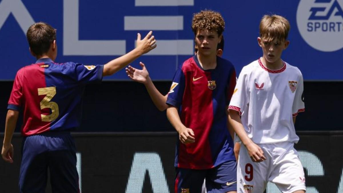 Guillem Balcells celewbra con Enric un gol