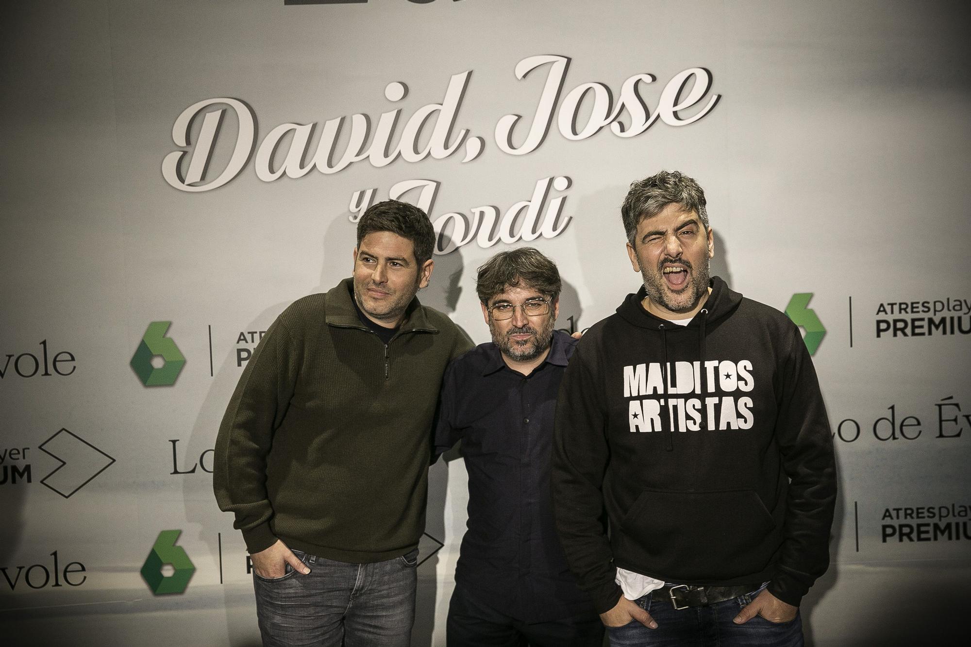Barcelona 07/02/2023 Jordi Évole posa con David y José Muñoz en la rueda de prensa de la presentación de 'Lo de Évole con Estopa' Fotografia de JOAN CORTADELLAS