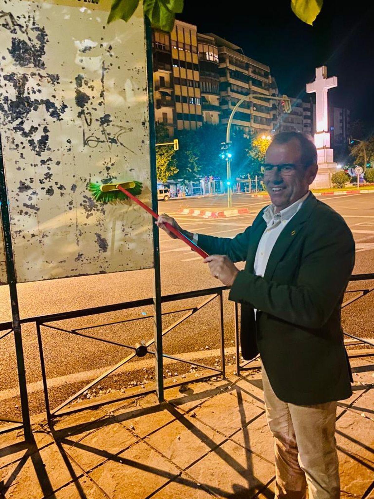Eduardo Gutiérrez. Detrás, la Cruz.