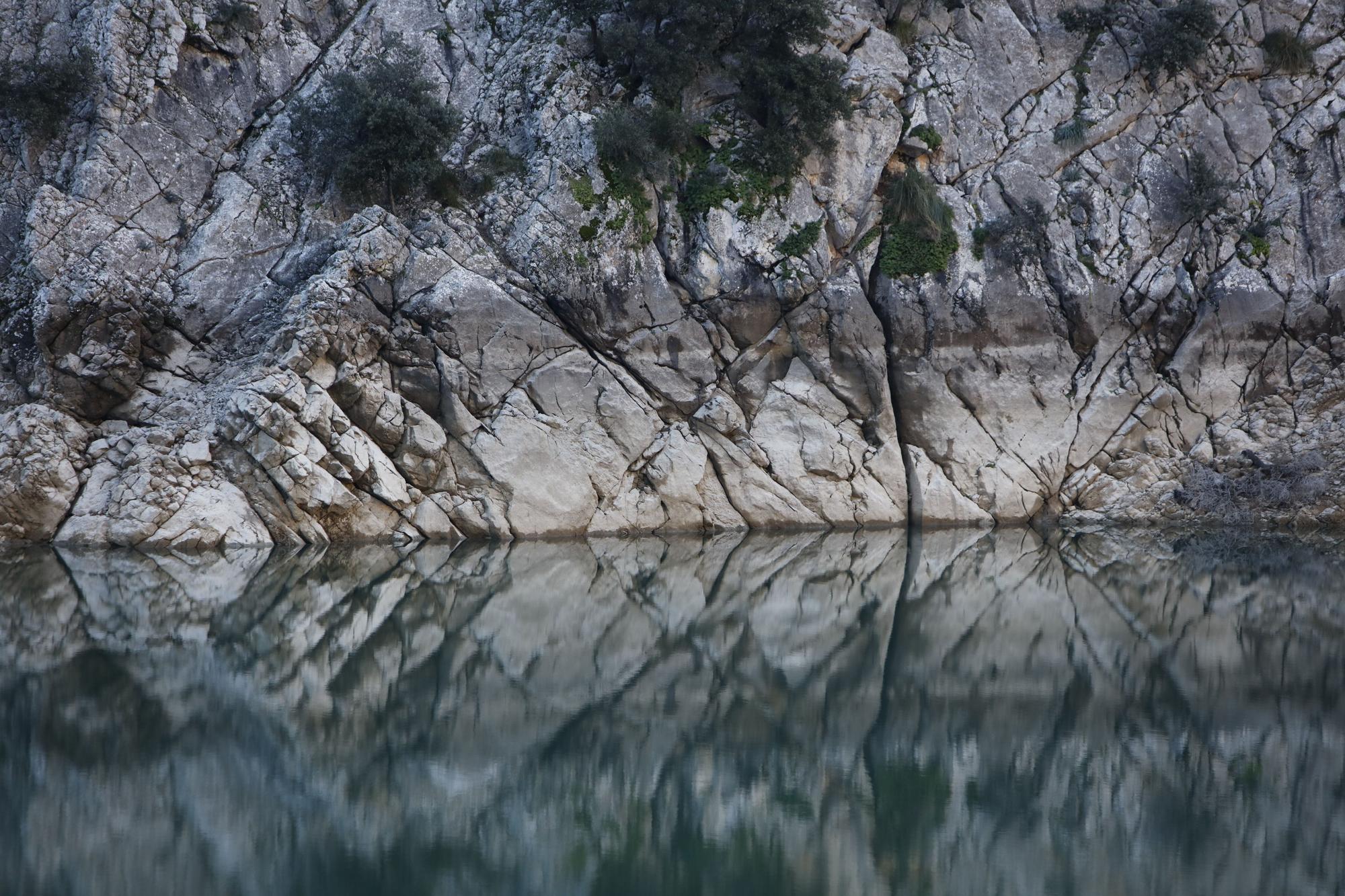 Winter auf Mallorca - die traumhafte Landschaft am Stausee Gorg Blau