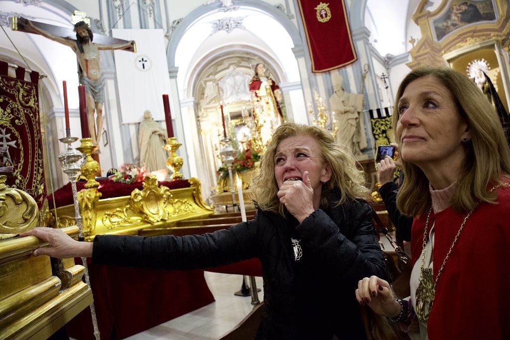 La Cofradía de la Salud vive su fe en el interior de San Juan de Dios de Murcia.