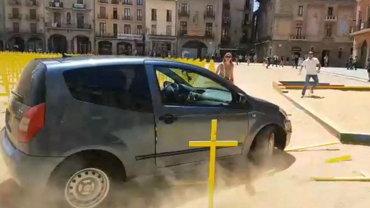 Un coche arrolla las cruces amarillas colocadas en la plaza Major de Vic