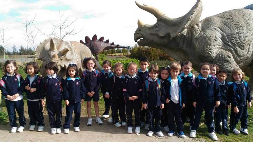 Escolares riosellanos visitan el Museo del Jurásico