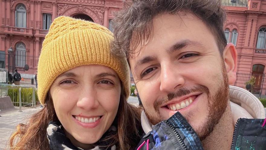 Los jóvenes gallegos
Guillermo Díaz y María
Virginia Perdomo,
en la plaza de Mayo
en Buenos Aires.