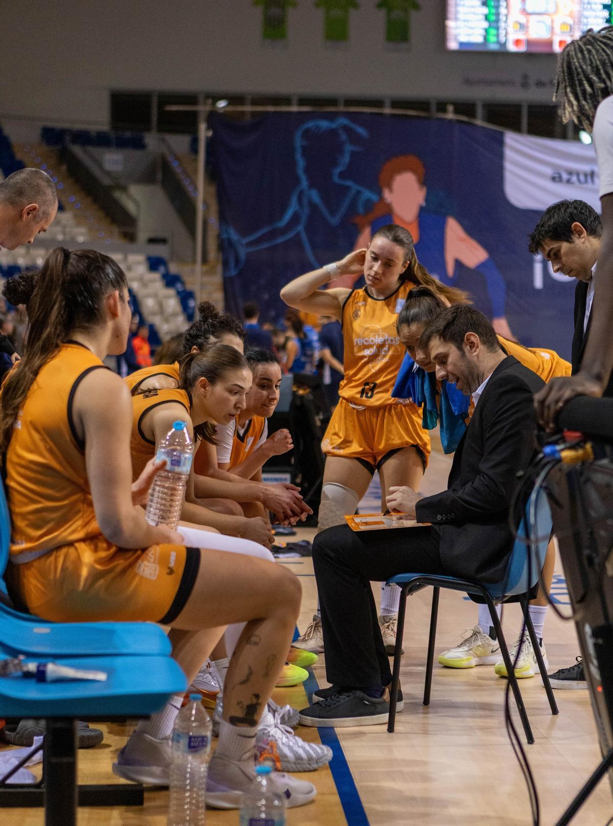 Raúl Pérez, con sus jugadoras.