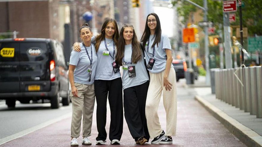 Arriba, por la izquierda, la profesora Ana García y las alumnas Estela González García, Lola Rivera Lastra y Nora González. Sobre estas líneas, todos los grupos, ante la sede de Naciones Unidas.  | LNE