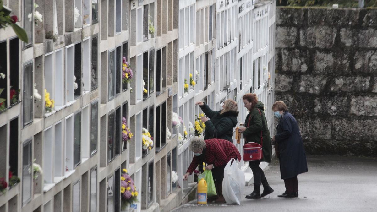 Vecinos, ayer, en el cementerio de Bueu.