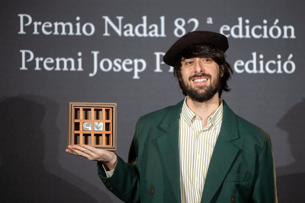 El escritor David Uclés gana el 82º Premio Nadal con 'La ciudad de las luces muertas'