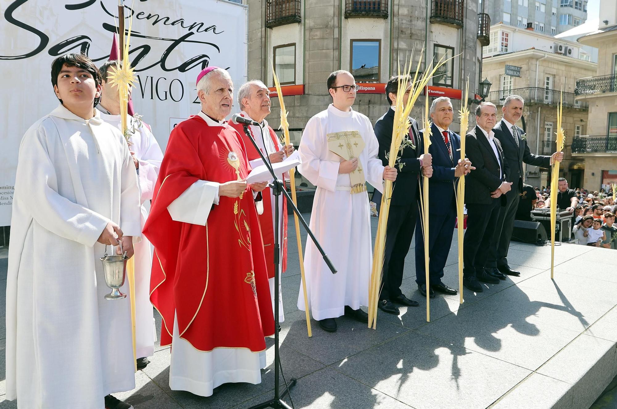 Cientos de fieles acompañan a la 'Borriquita' y bendicen sus ramos en Vigo