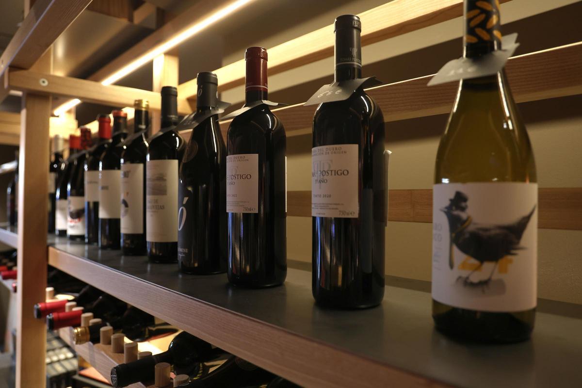 Entre su carta rotatoria de vinos, con más de 30 referencias, nos permite disfrutar ya de tintos de la talla de Mauro, Pago de Carraovejas, Vega Sicilia o Álvaro Palacios por copa.
