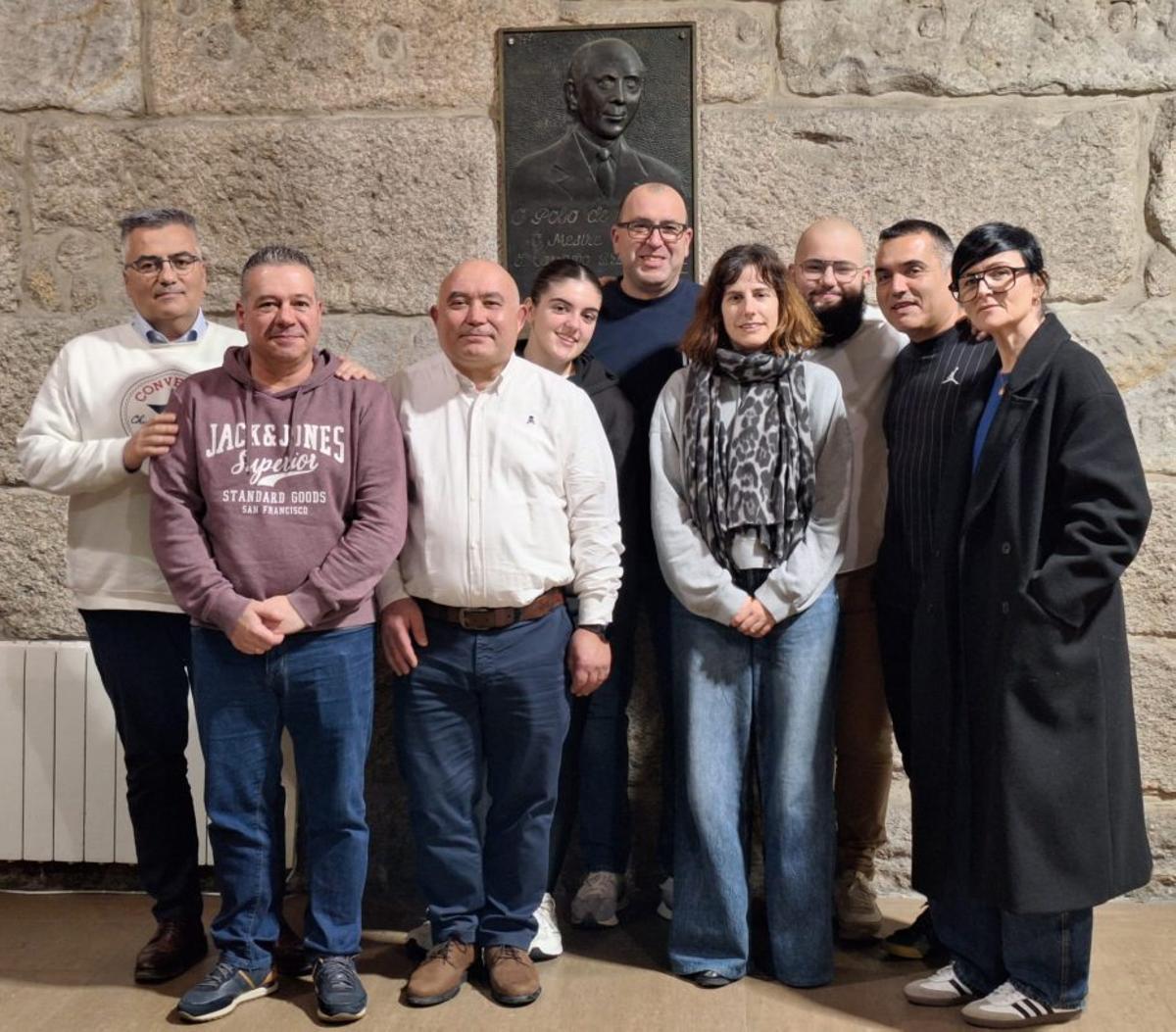 La nueva directiva, con su presidente, Carlos Graña (2º dcha.). | FDV