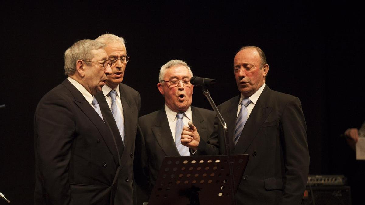 El Cuarteto Torner en una actuación, con Roberto González justo ante el micro.