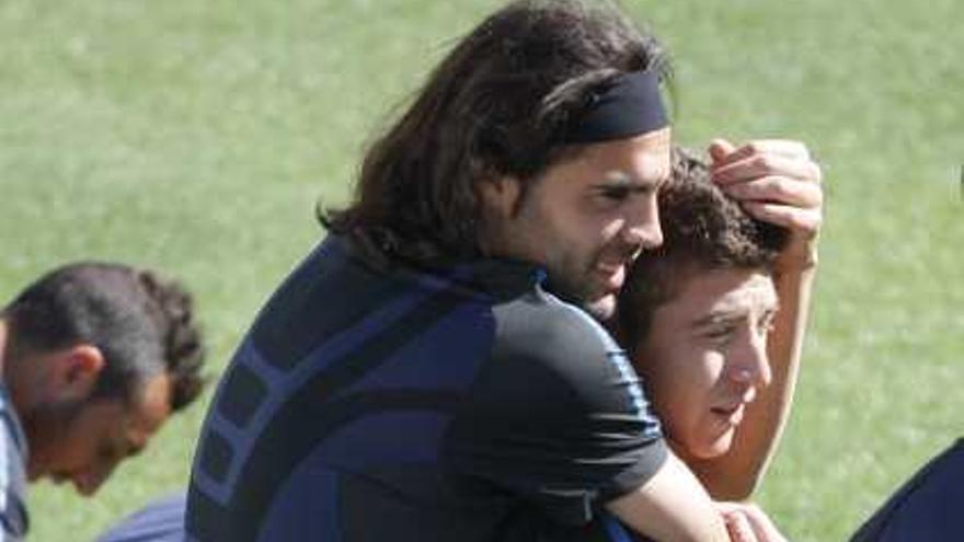 Sergio Sánchez le hace un gesto cariñoso a Francisco Portillo en el entrenamiento.