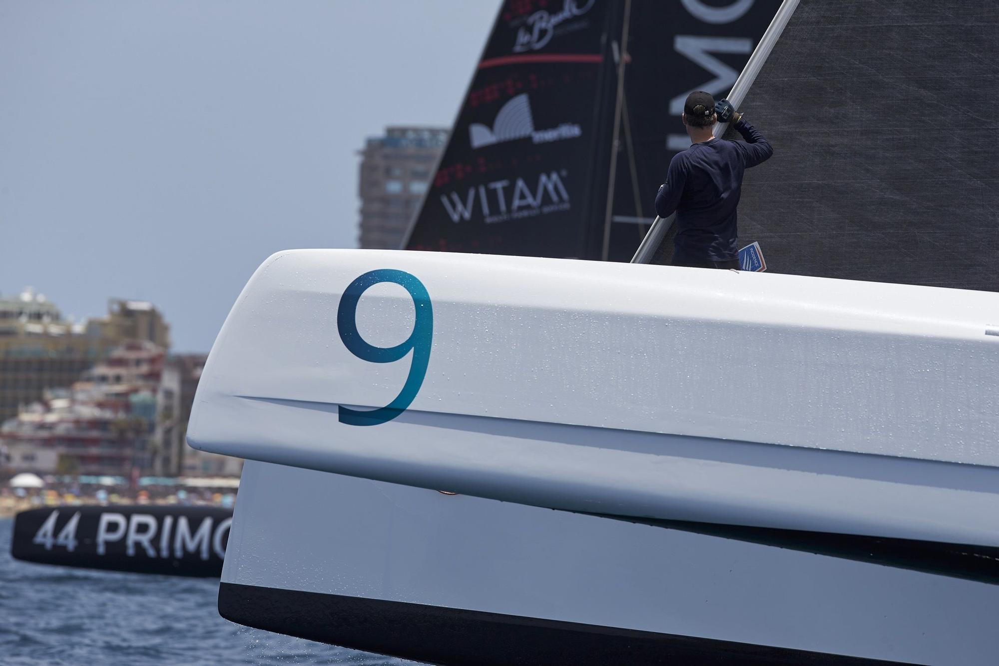 Regata en la playa de Las Canteras con los 7 trimaranes Fifty Ocean.