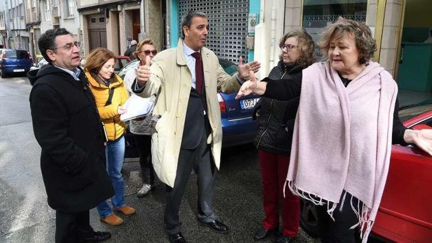 Los concejales del PSOE, ayer, con vecinos de la calle Páramo.