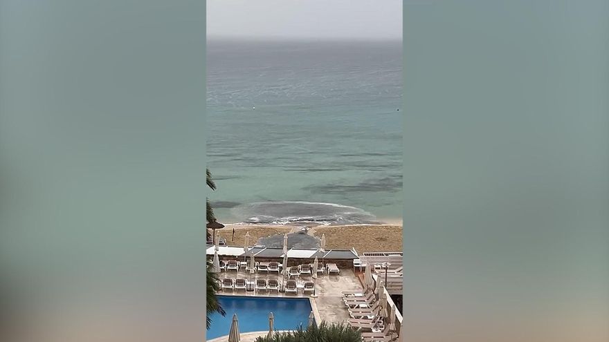 VÍDEO | El temporal precipita un vertido de aguas fecales en Cala Mayor