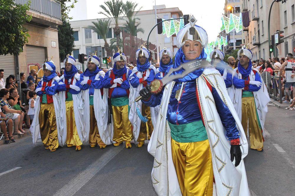 Miles de personas vibran en las calles con la Entrada Mora de Elche