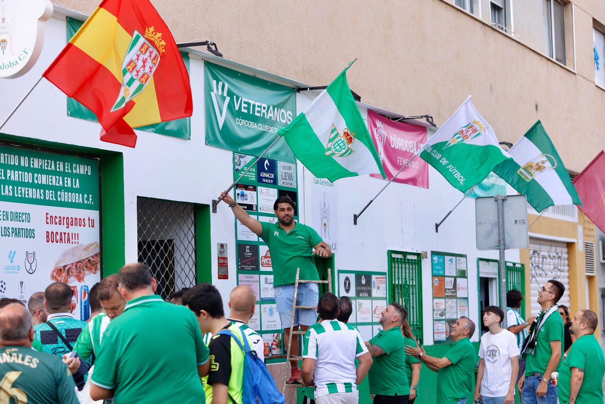 El hermanamiento entre las peñas Las Leyendas del Córdoba CF y la Peña Bética Cultural de Carmona, en imágenes