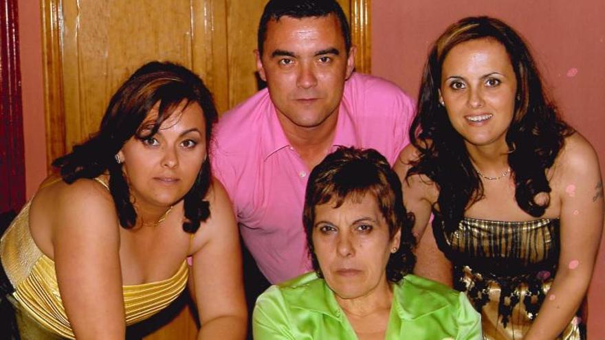 Soraya Serrano, a la derecha, junto a sus hermanos y su madre.  | LEVANTE-EMV
