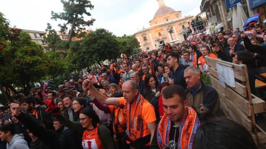 La hinchada taronja acompañó al equipo en las celebraciones por el centro de València.