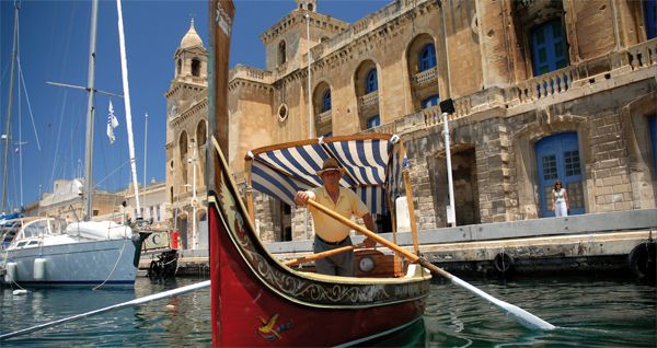 En Vittoriosa,cerca de la capital, verásembarcaciones inspiradasen góndolas venecianas.