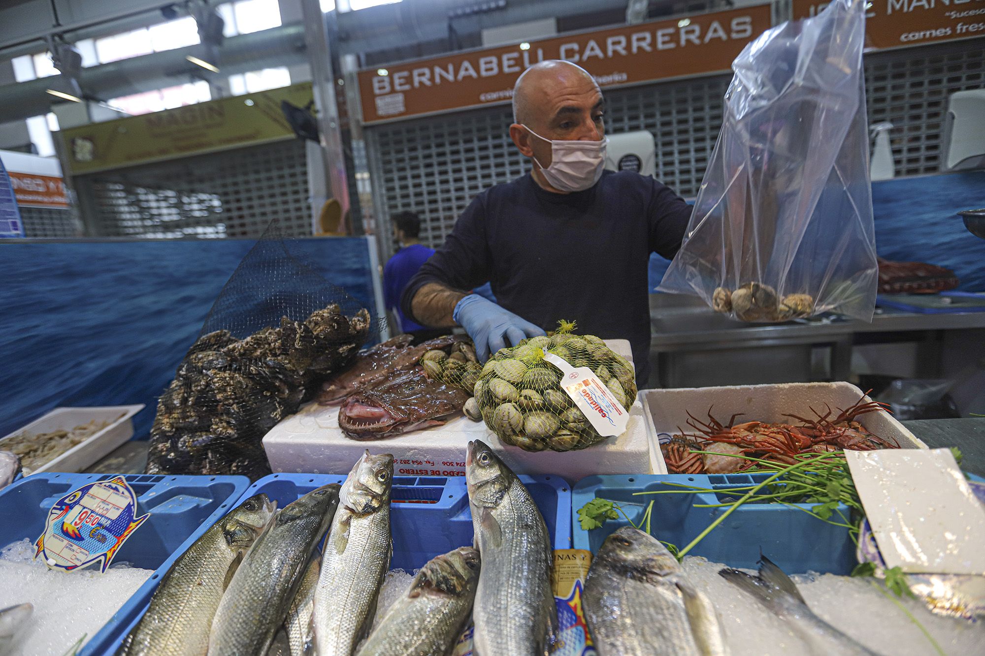 Comercios y bares se unen para servir a domicilio