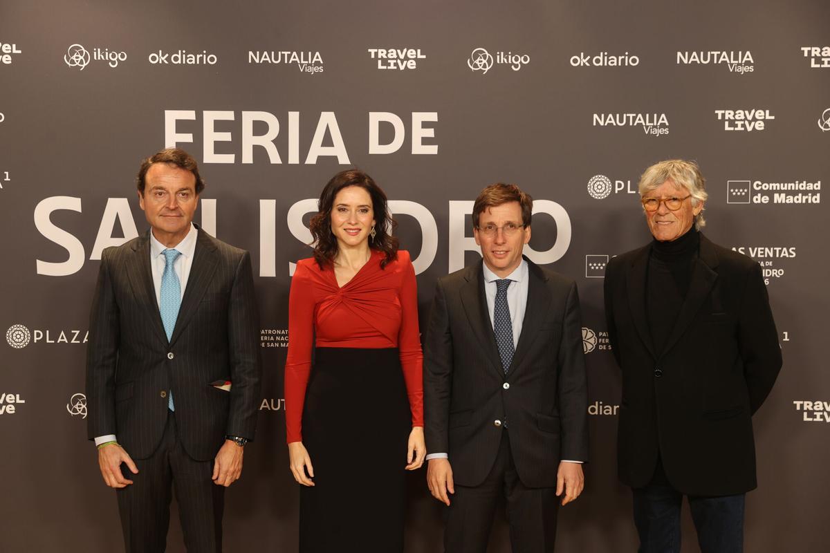 El alcalde de Madrid, José Luis Martínez-Almeida (2d), y la presidenta de la Comunidad de Madrid, Isabel Díaz Ayuso, durante el pase gráfico de la presentación de la Feria de San Isidro