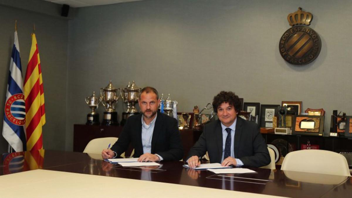 Óscar Perarnau y Héctor Pous firmando el acuerdo
