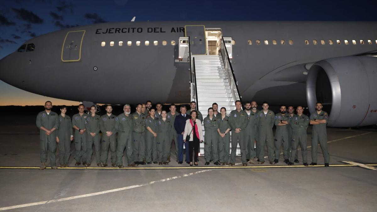 La ministra de Defensa, Margarita Robles, posa junto a la tripulación tras la llegada de la UMAER