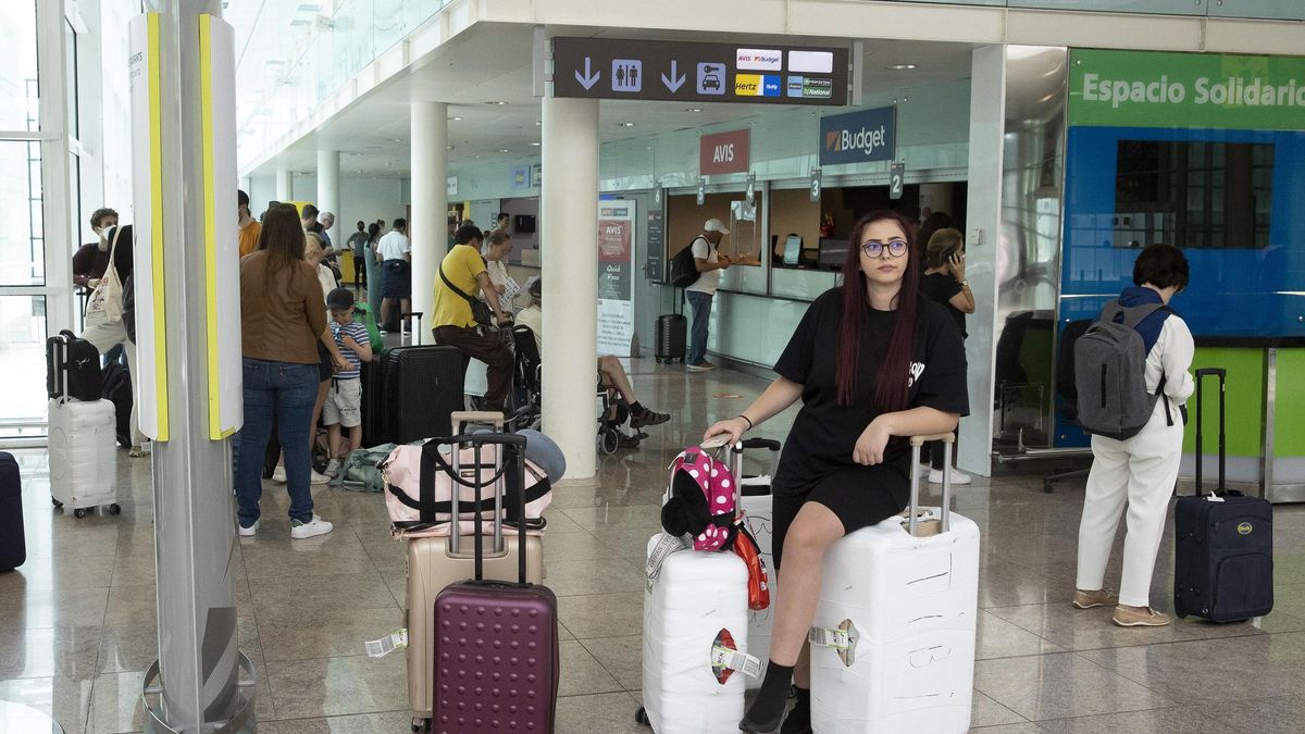 Grupos de turistas hacen cola ante los mostradores de las empresas de alquiler de coches en la terminal T1 del aeropuerto de El Prat.