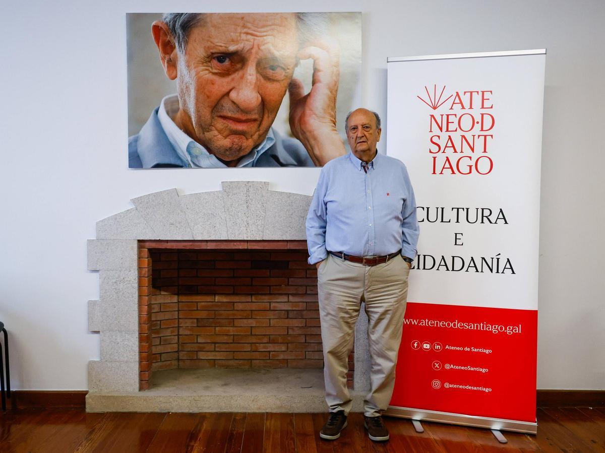 Francisco Candela, na sede do Ateneo de Santiago diante dunha fotografía de Isaac Díaz Pardo