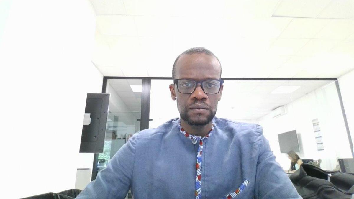 Amadou Gueye treballa d'informàtic a Sant Celoni
