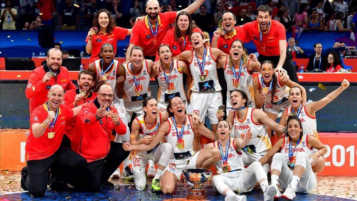 Las jugadoras de la selección española, tras su victoria en la final del Eurobasket 2019 en Belgrado