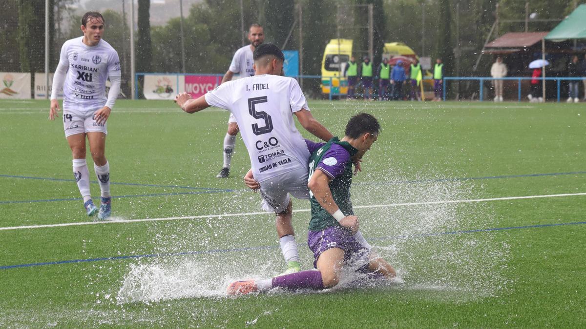 Fadel pugna con un rival en el partido La Unión Atlético-Yeclano