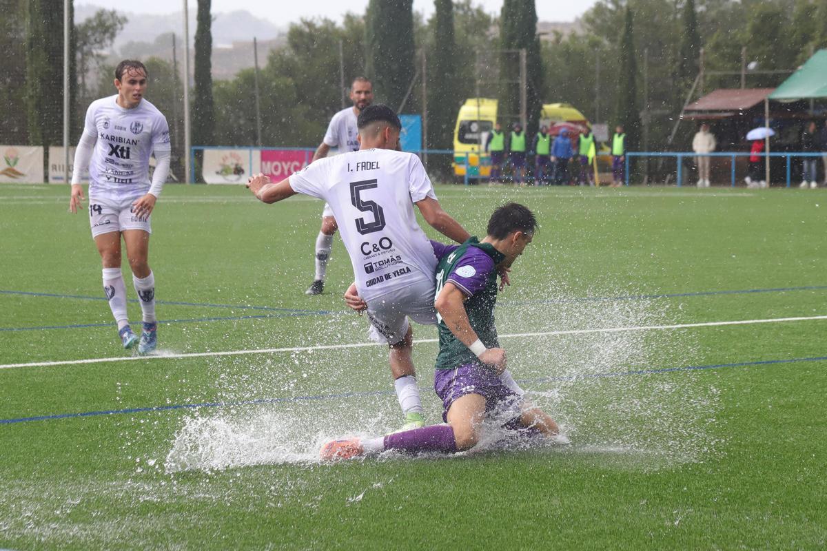 Fadel pugna con un rival en el partido La Unión Atlético-Yeclano