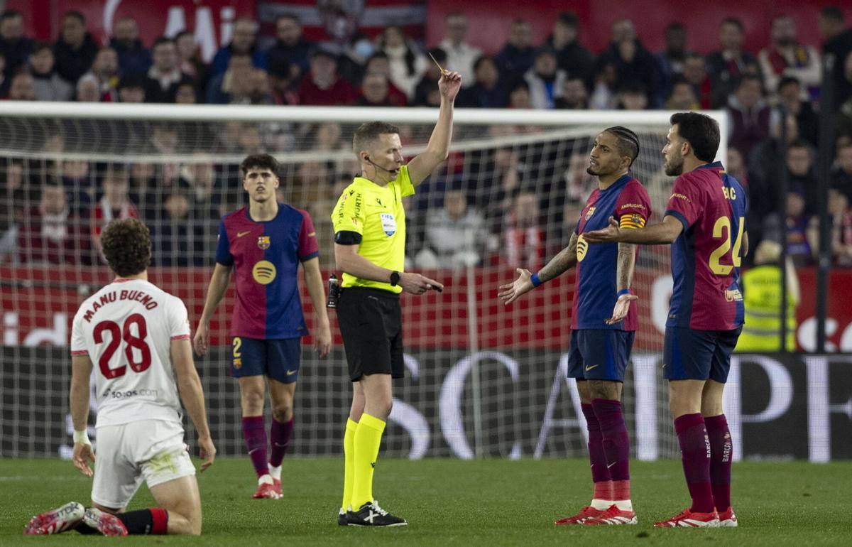 Hernández Hernández enseña una cartulina amarilla a Eric Garcia en el Sevilla-FC Barcelona