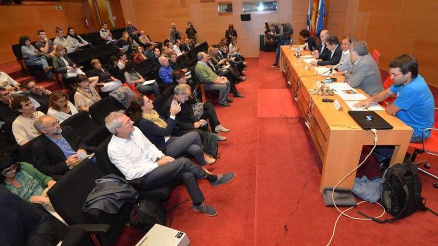 Aistentes y autoridades en el seminario, que termina hoy en el Pazo da Cultura. // Gustavo Santos