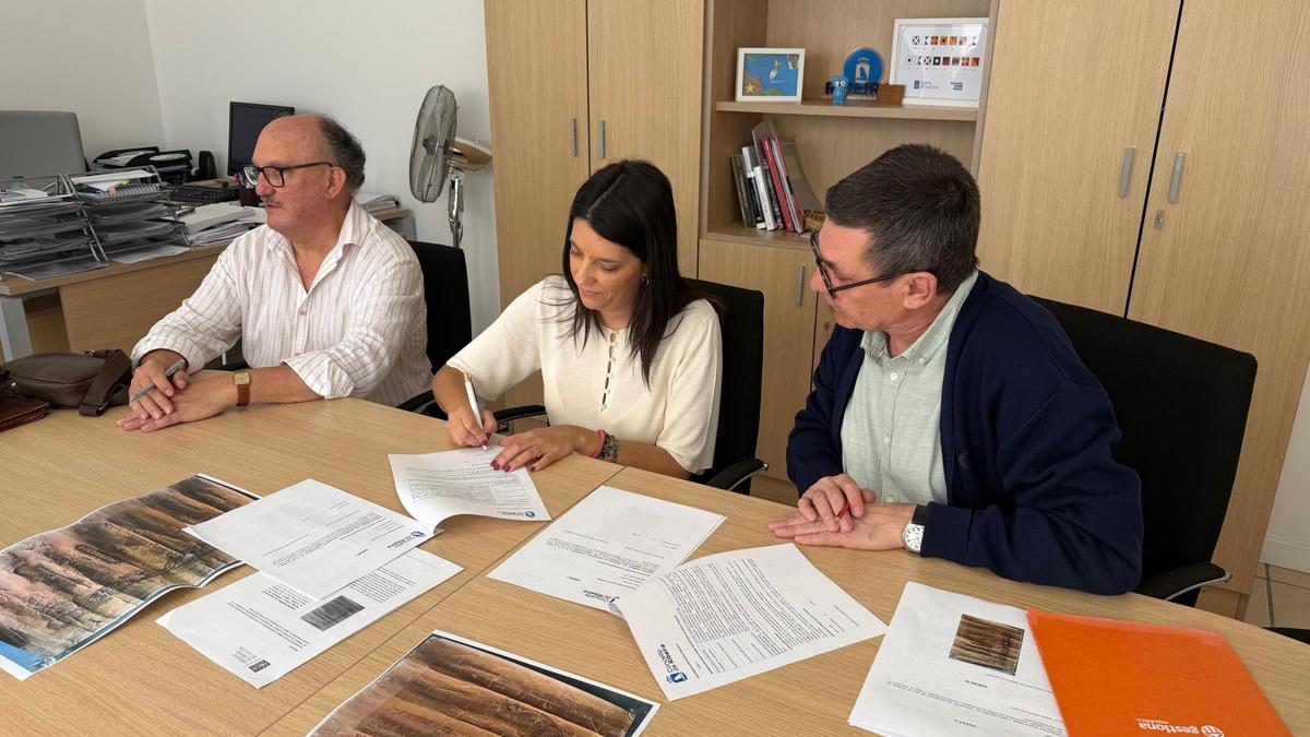 Por la izquierda, Francisco Otero Lijó, María Sampedro y José Antonio Otero, en la firma de la donación.