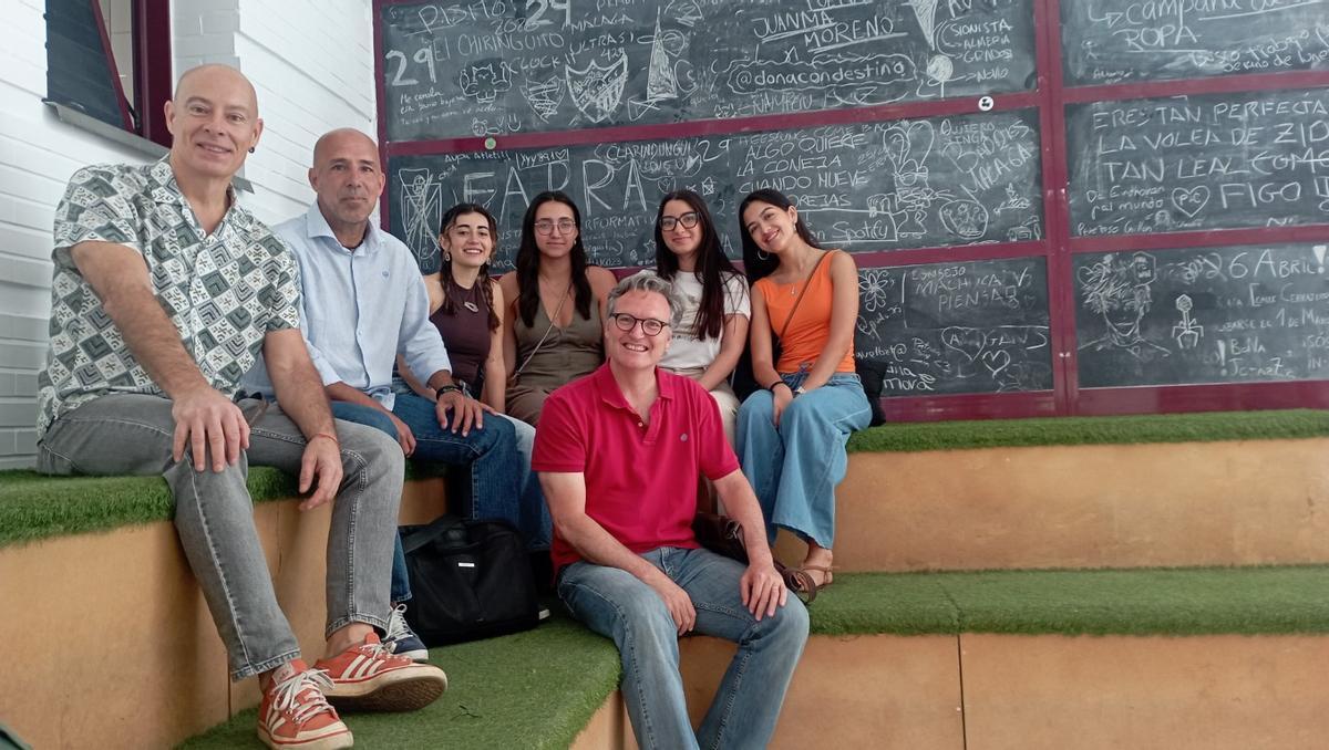 Otro momento del encuentro de las alumnas de Publicidad y la ONG Admundi con La Opinión.