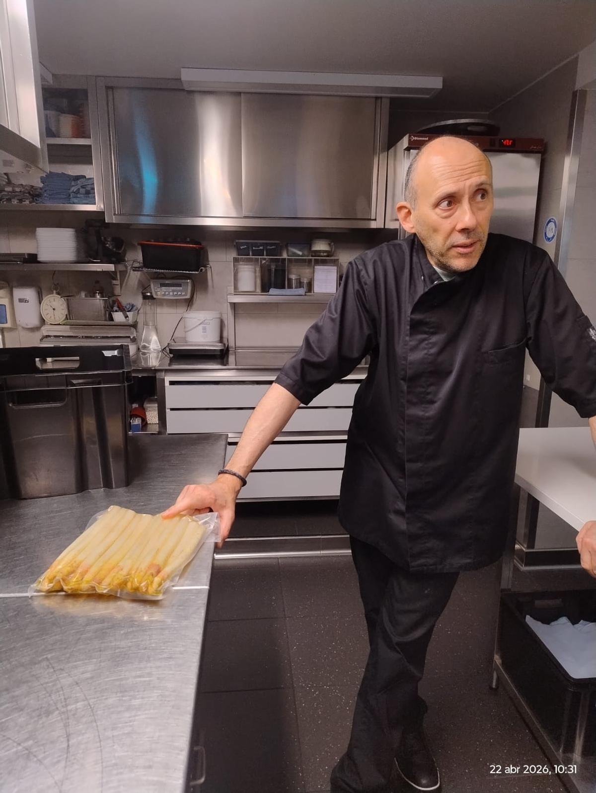 Daniel Antuña en la cocina de su restaurante en el norte de Bruselas