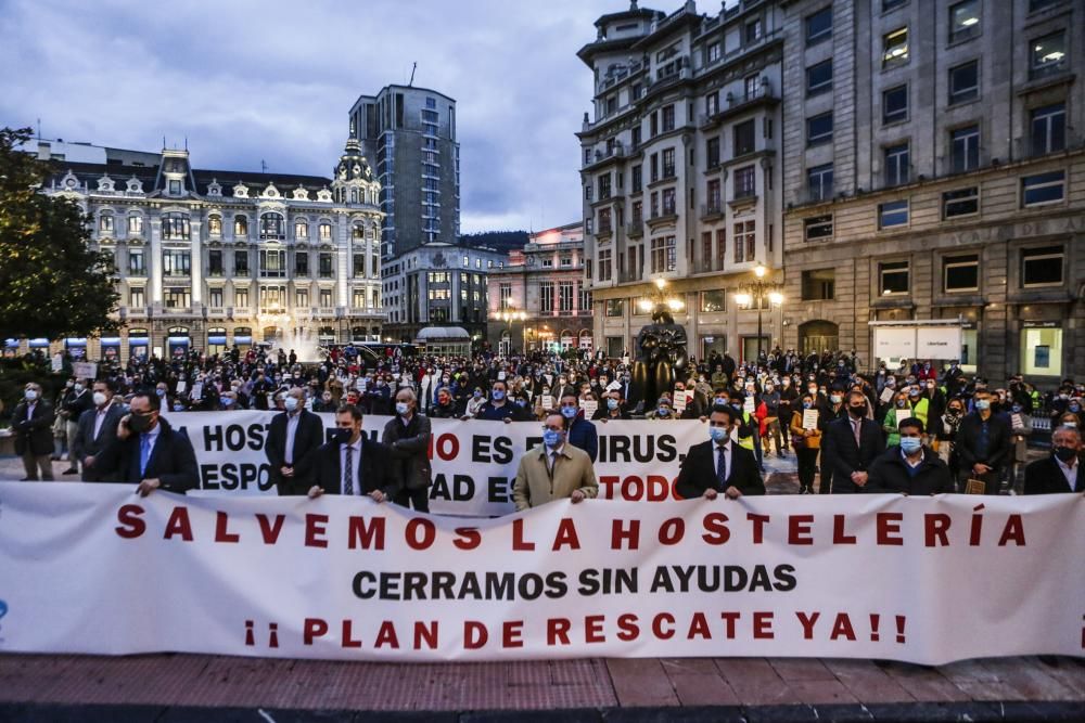 Cientos de profesionales de la hostelería asturiana salen a la calle para reclamar ayudas