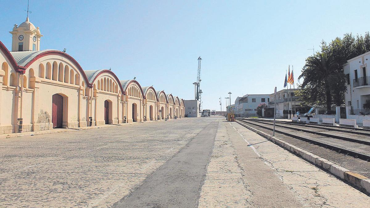 La explanada de los tinglados del puerto donde, a la derecha, todavía se aprecia la existencia de los raíles para el acceso de trenes.