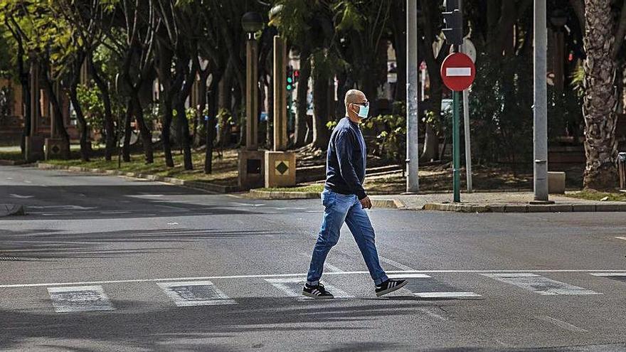 Una avenida de Elche casi vacía por el confinamiento.