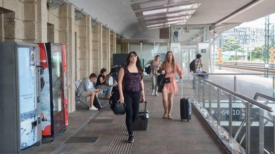 Pasajeros en la estación de tren Pontevedra durante la jornada de huelga. // Rafa Vázquez