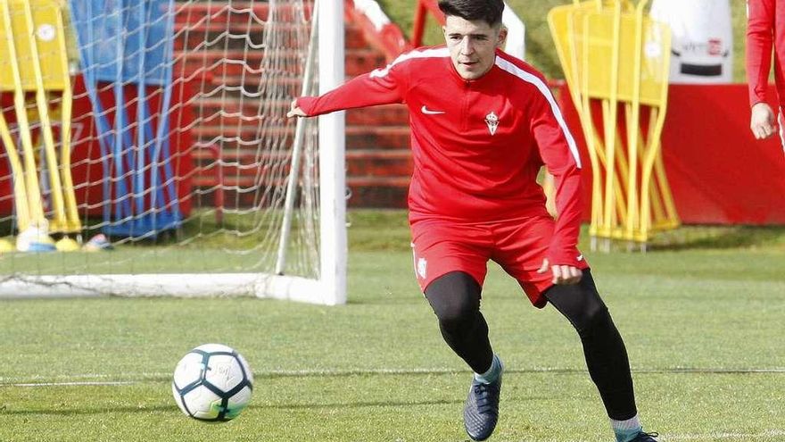 El juvenil David completa el entrenamiento del primer equipo