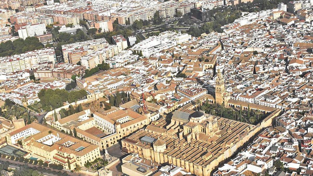 Vista aérea de la Mezquita-Catedral y su entorno desde el avión. | A.R.SÁNCHEZ