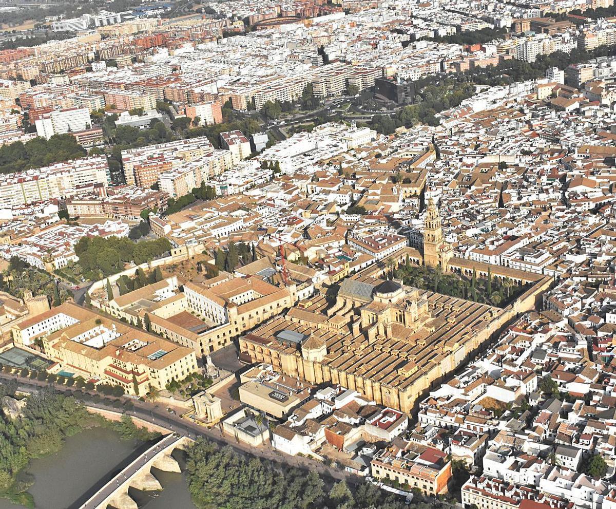 Vista aérea de la Mezquita-Catedral y su entorno desde el avión. | A.R.SÁNCHEZ